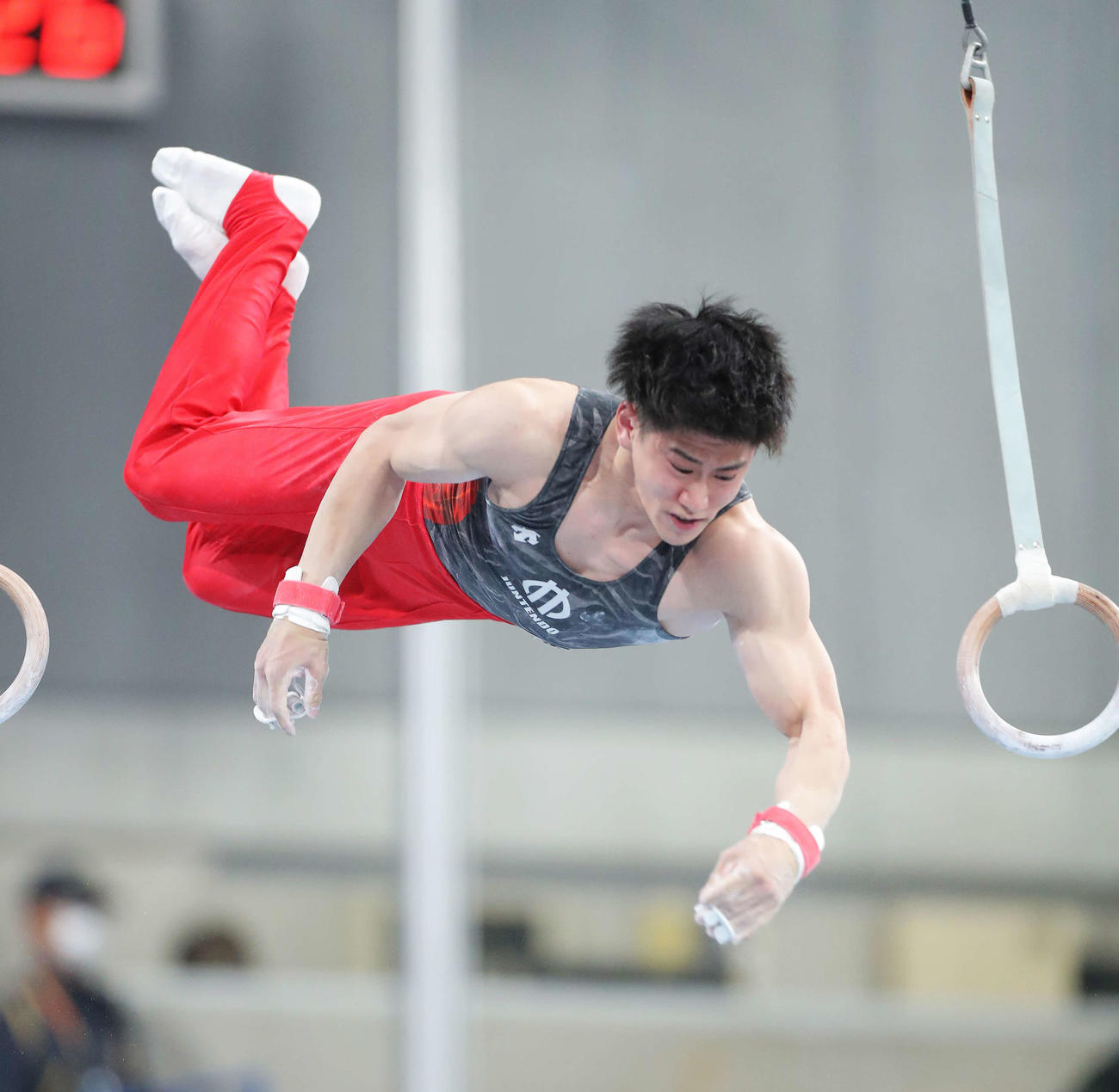 男子予選　つり輪の演技をする橋本（撮影・河田真司）