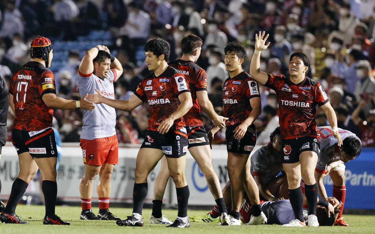 大阪に快勝しタッチを交わすBL東京フィフティーン（共同）