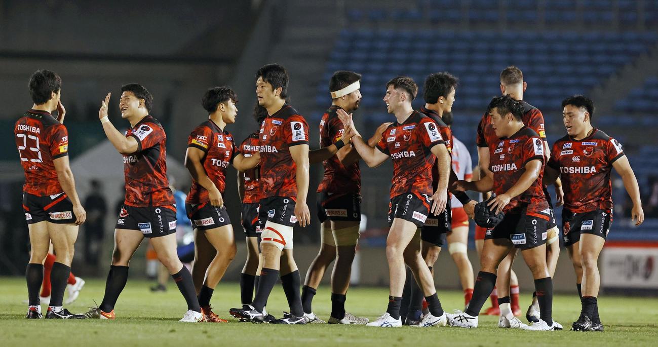大阪に快勝しタッチを交わすBL東京フィフティーン（共同）
