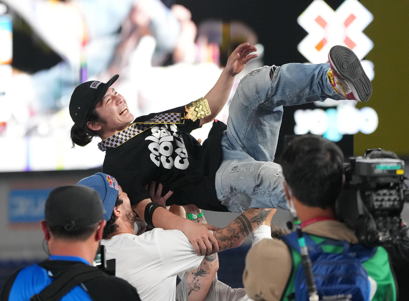 男子BMXフラットランドトーナメントで優勝し、胴上げされる早川（撮影・菅敏）