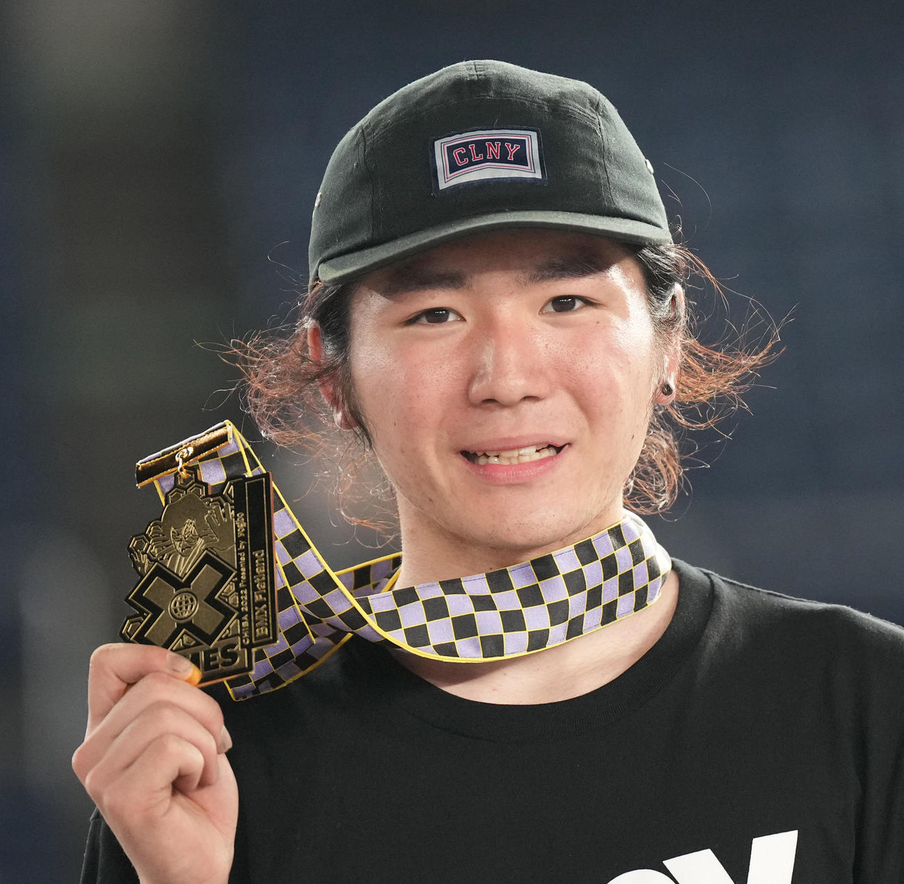 男子BMXフラットランドトーナメントで優勝し、感極まった表情で金メダルを手にする早川（撮影・菅敏）