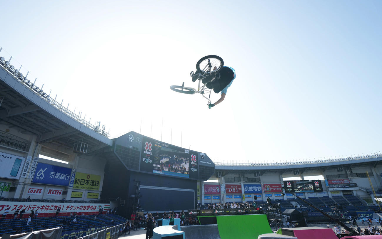 男子BMXパーク予選で演技する中村（撮影・菅敏）