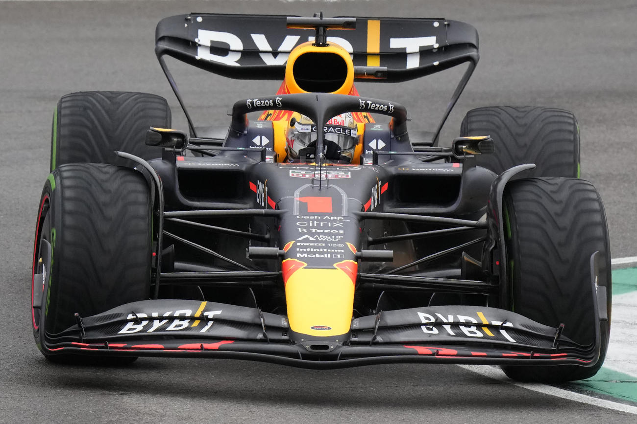 エミリア・ロマーニャGP予選　走行するフェルスタッペン（AP）