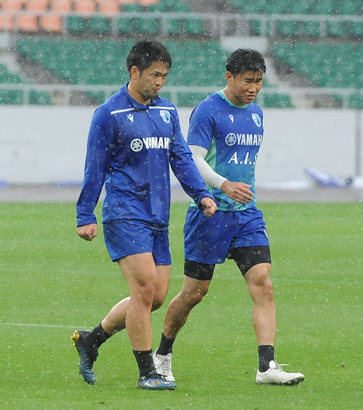 静岡ブルーレヴズの矢富洋（左）は奥村翔と歩く