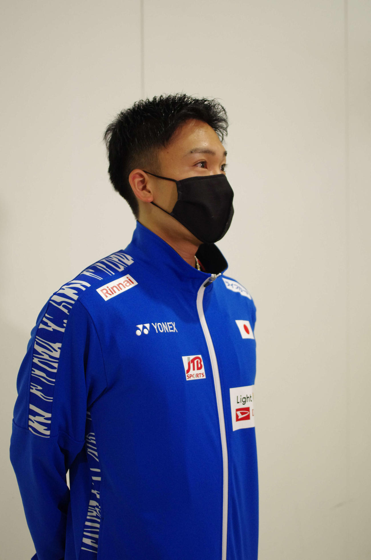 出国前に取材に応じるバドミントン男子シングルスの桃田（撮影・奥岡幹浩）