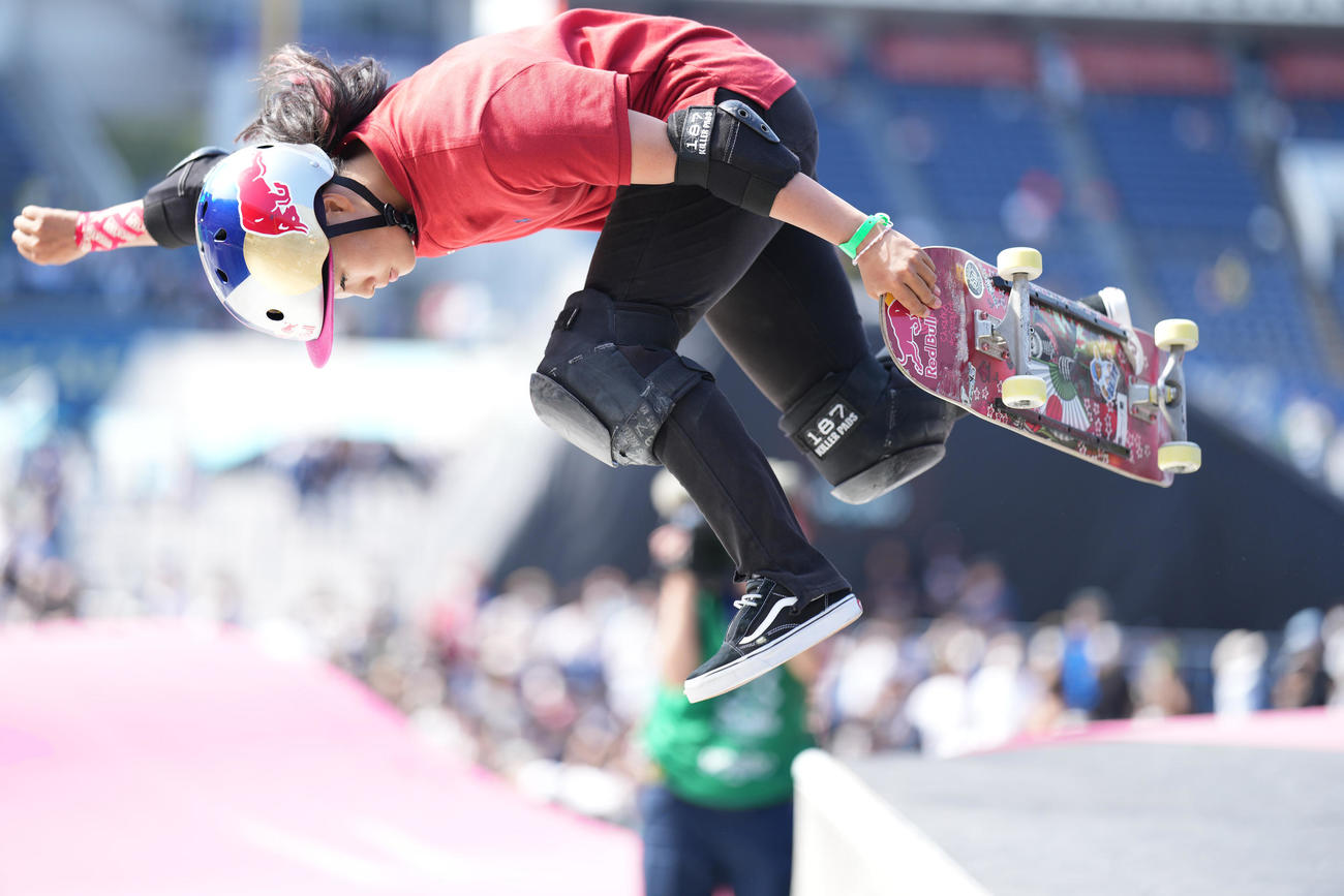 女子スケートボードパーク決勝で演技する四十住（撮影・菅敏）