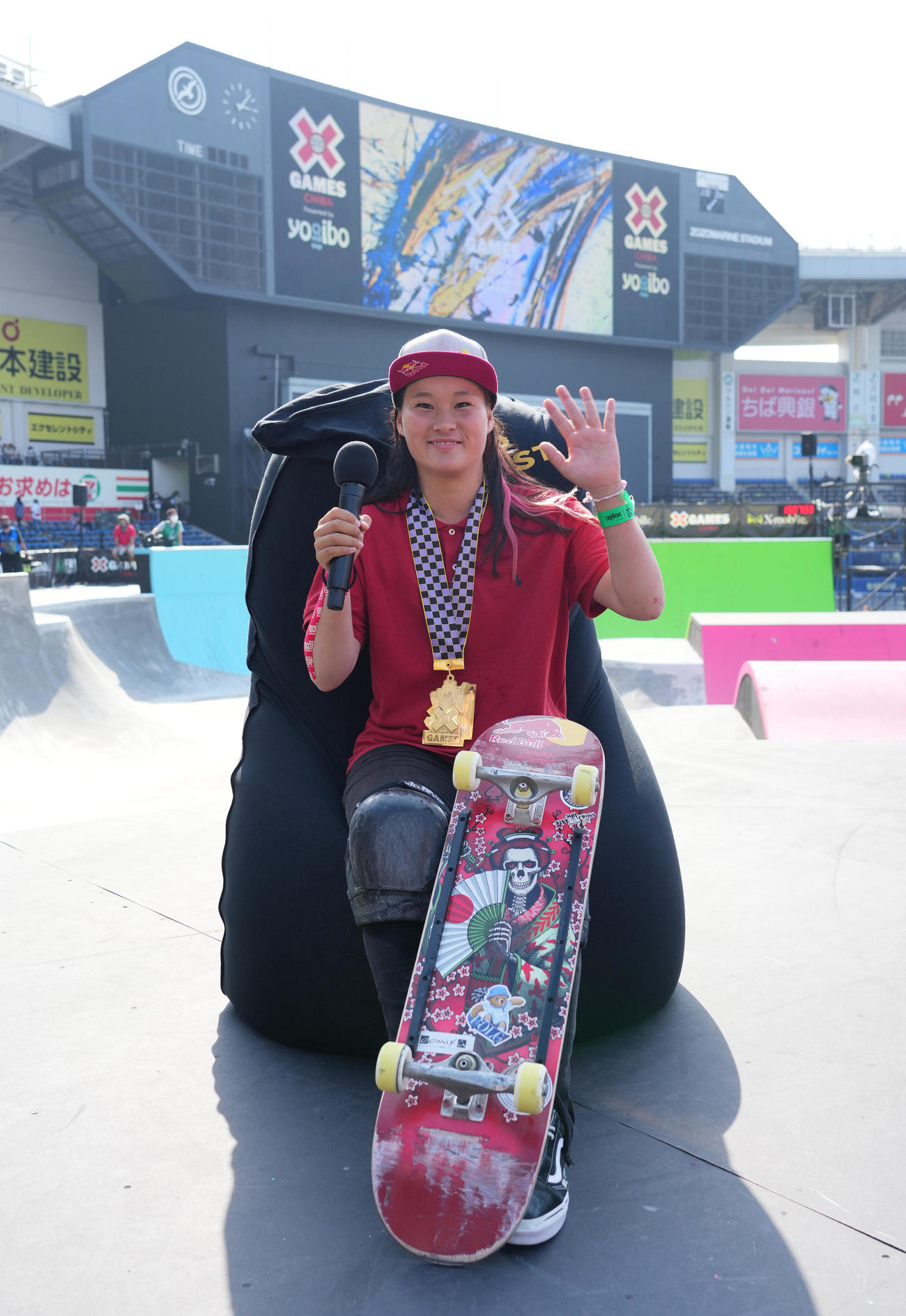 女子スケートボードパークで優勝し、笑顔でポーズをとる四十住（撮影・菅敏）