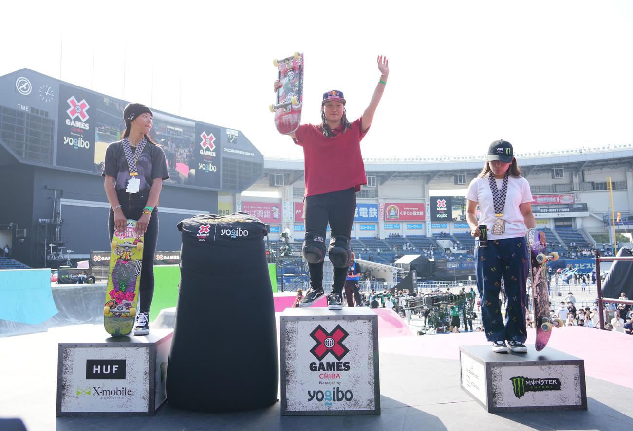 女子スケートボードパークで優勝し、ファンの拍手に応える四十住。左は2位の開、右は3位の手塚（撮影・菅敏）