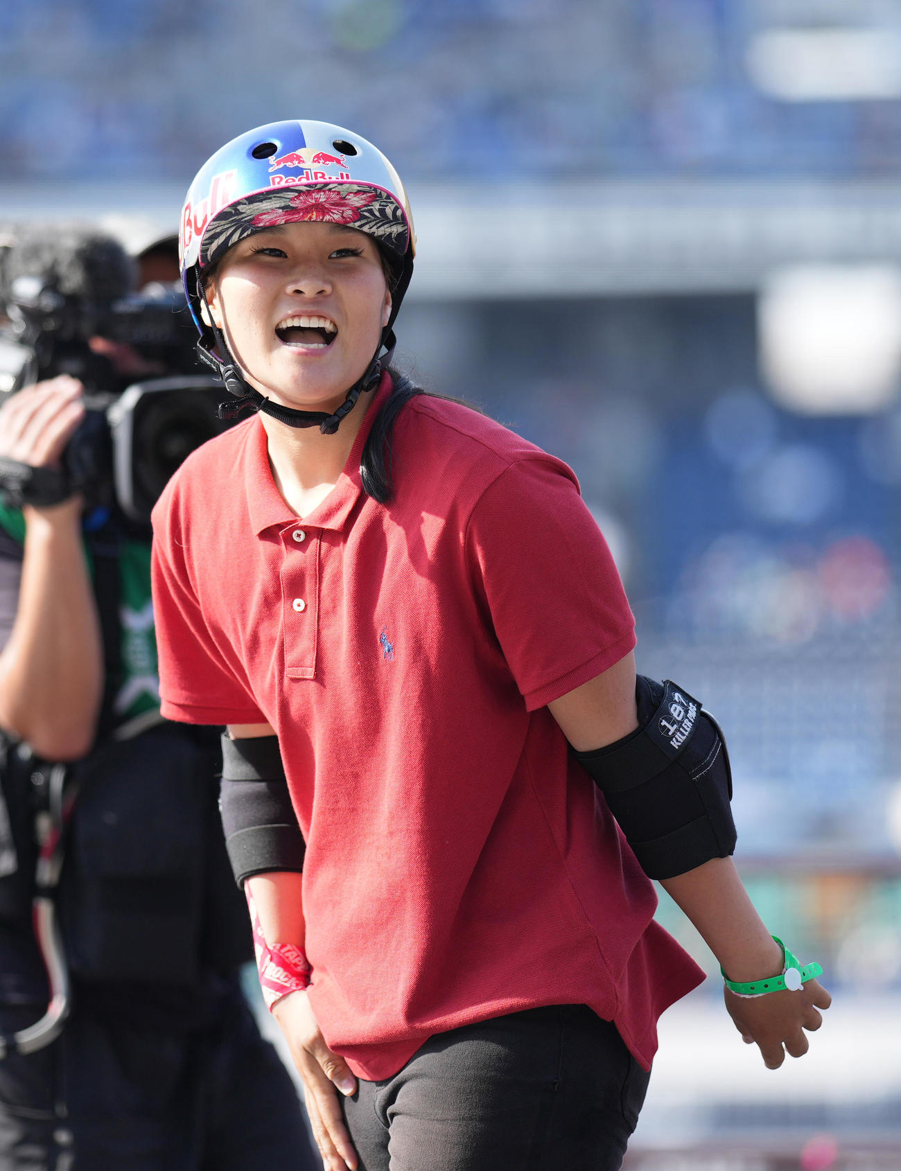 女子スケートボードパークで優勝し、笑顔を見せる四十住（撮影・菅敏）