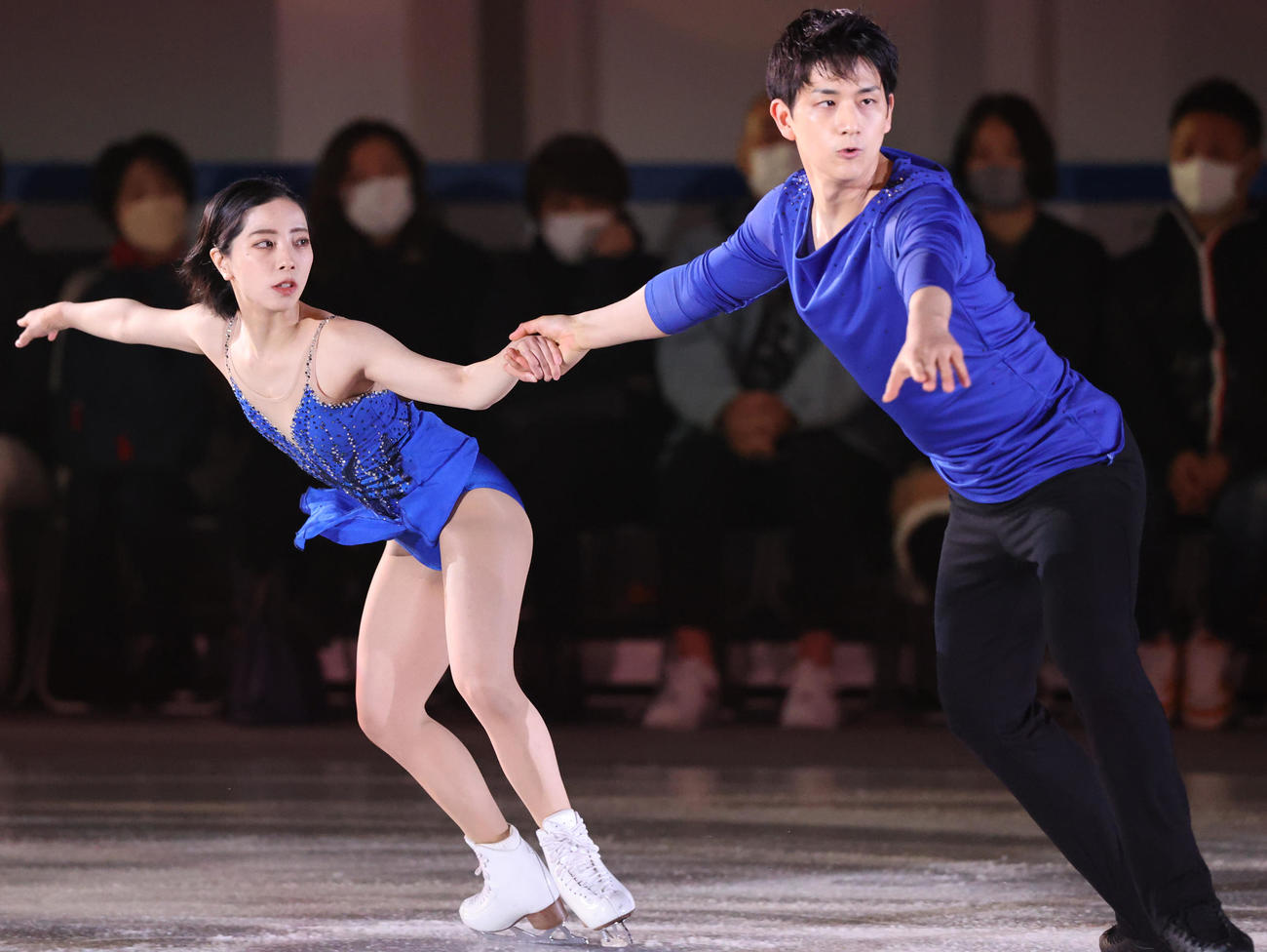 アイスショー「ブルームオンアイス」　華麗な演技を披露する三浦璃来（左）、木原龍一組（撮影・上山淳一）