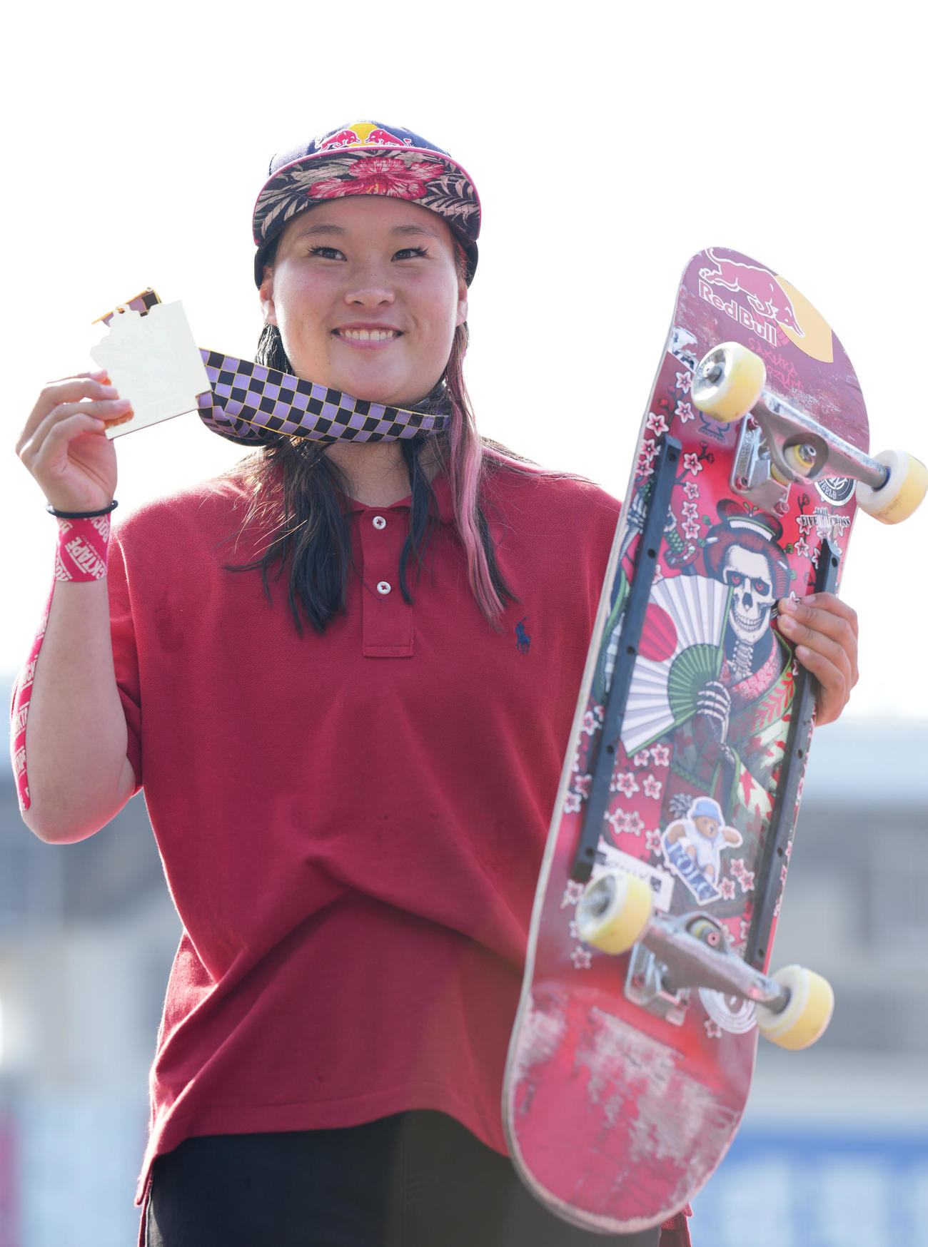 女子スケートボードパークで優勝し、メダルを手に笑顔を見せる四十住（撮影・菅敏）