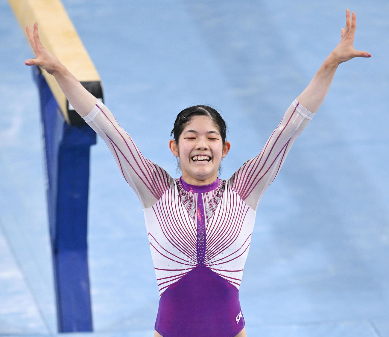 女子決勝の平均台の演技を終え笑顔の笠原（撮影・滝沢徹郎）
