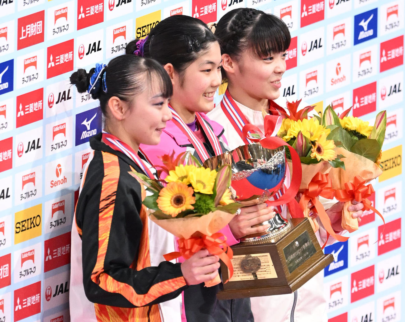 表彰式で記念撮影する優勝の笠原（中央）。左は2位の宮田。右は3位の山田（撮影・滝沢徹郎）