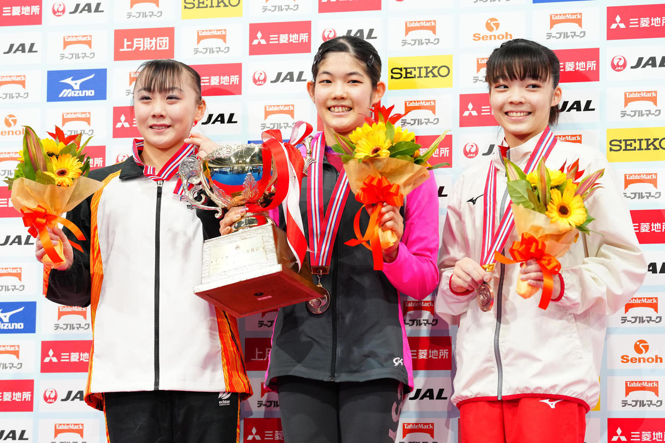 第76回全日本体操個人総合選手権　表彰台で笑顔を見せる、左から、宮田笙子、笠原有彩、山田千遥（代表撮影）