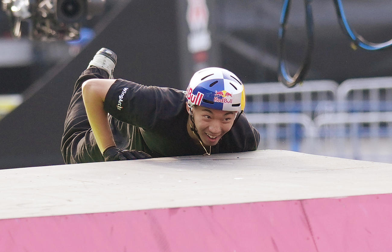 男子BMXパーク決勝で転倒し、苦笑いを浮かべる中村（撮影・菅敏）