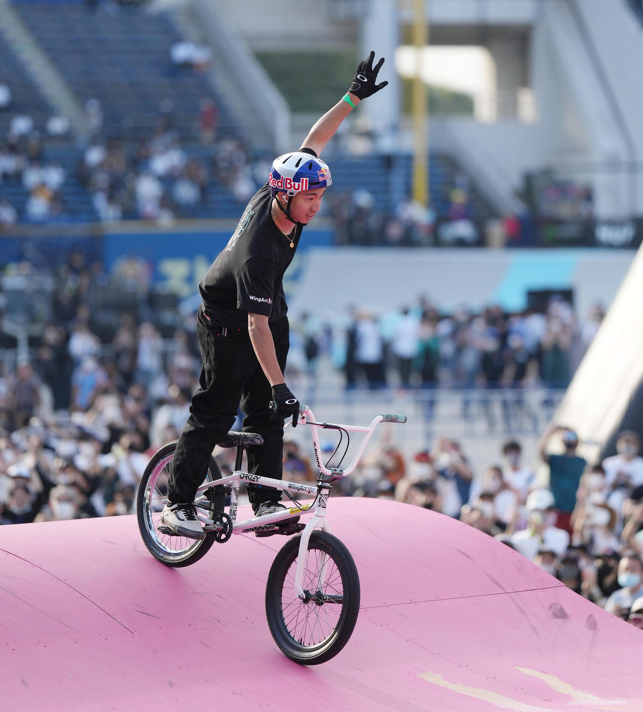 男子BMXパーク決勝を終え、ファンの拍手に応える中村（撮影・菅敏）