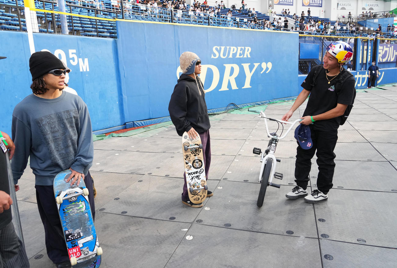 男子BMXパーク決勝を終え、会場に駆けつけた平野歩（左）らと談笑する中村（撮影・菅敏）