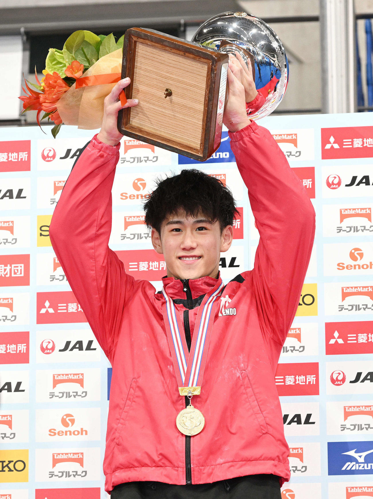 優勝を決めトロフィーを掲げる橋本（撮影・滝沢徹郎）