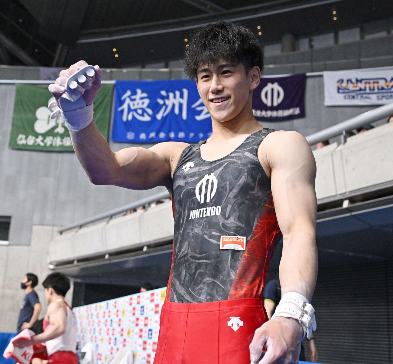 男子決勝で鉄棒の演技を終えた橋本はカメラに向かいポーズを決める（撮影・滝沢徹郎）