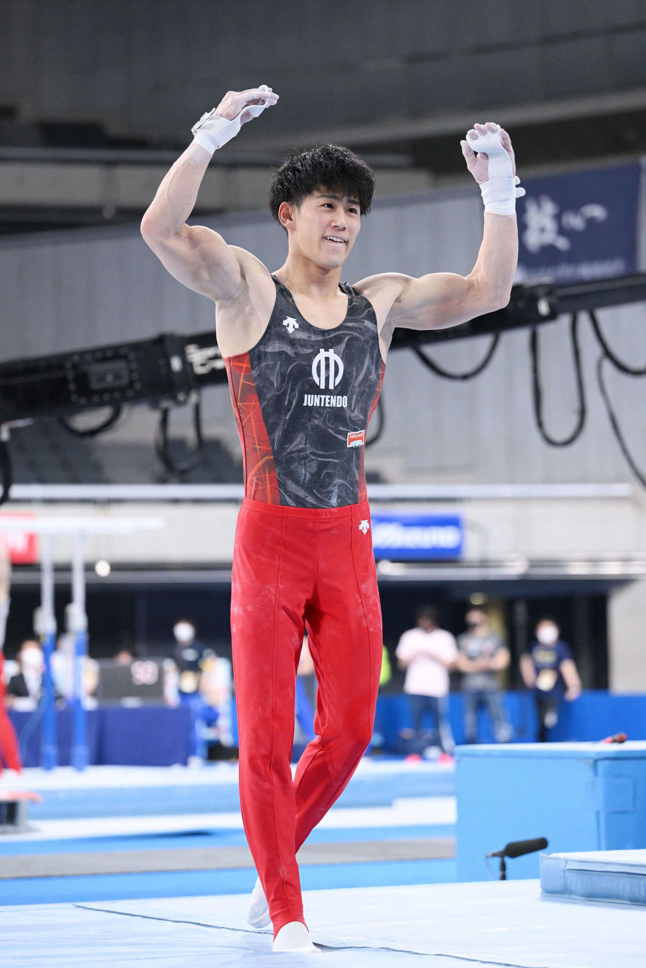 男子決勝の鉄棒の演技を終え観客席の声援に応じる橋本（撮影・滝沢徹郎）