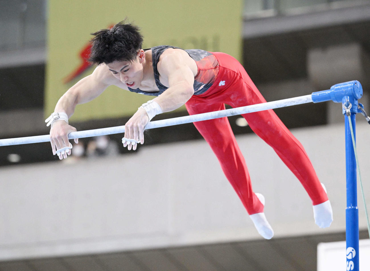 男子決勝で鉄棒の演技をする橋本（撮影・滝沢徹郎）