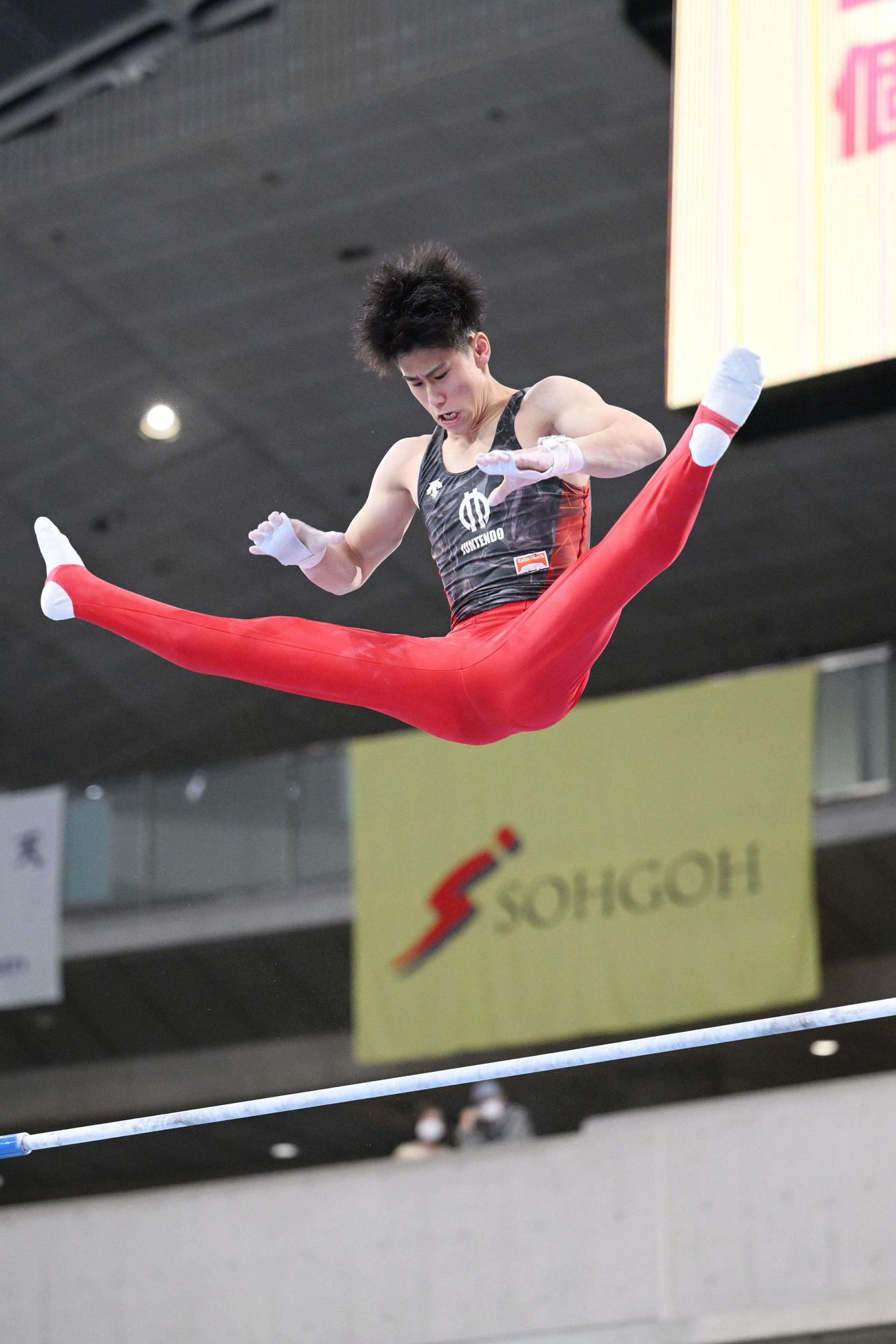 男子決勝で鉄棒の演技をする橋本（撮影・滝沢徹郎）