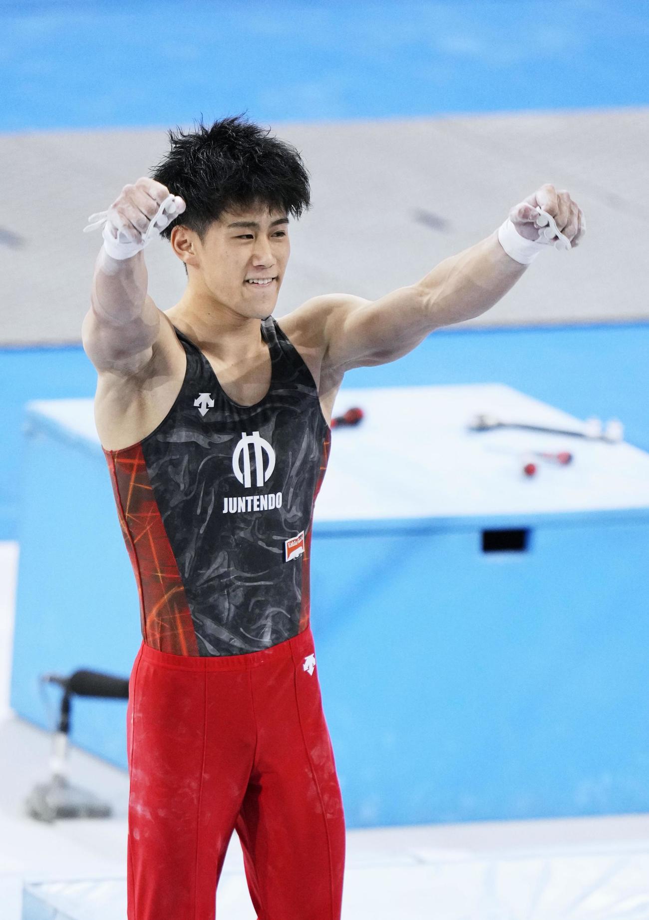 男子個人総合決勝　最後の種目の鉄棒を終えガッツポーズする橋本大輝（共同）