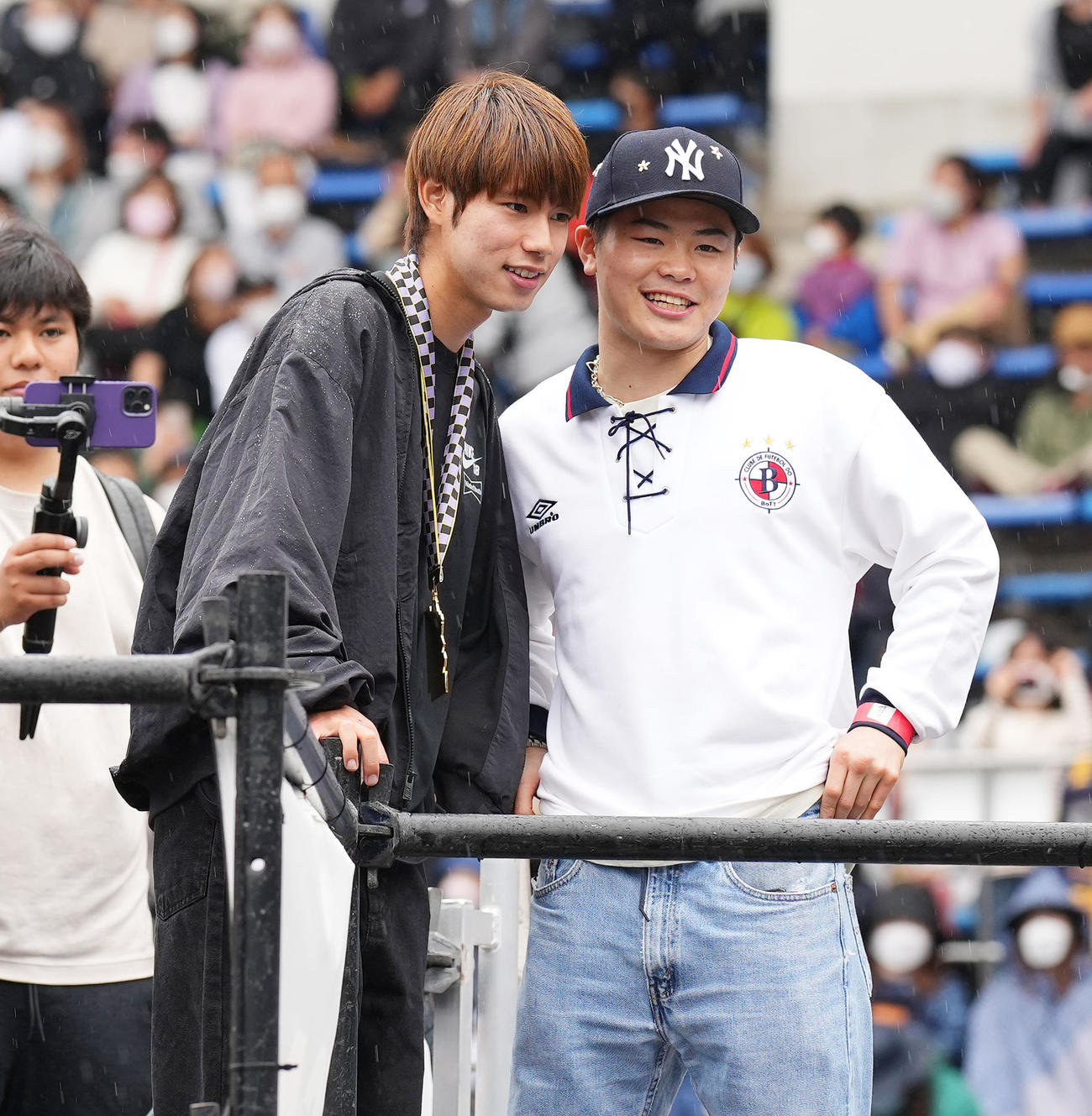 男子スケートボードストリートで優勝し、那須川天心（右）から祝福を受ける堀米（撮影・菅敏）