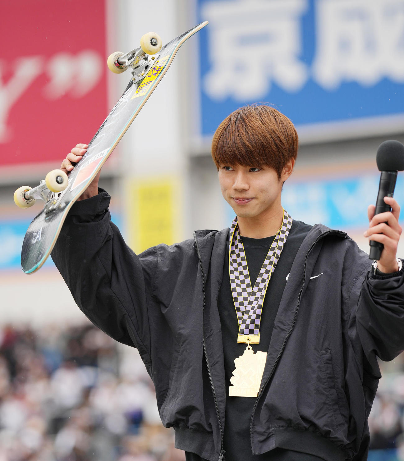 男子スケートボードストリートで優勝し、ファンの拍手に応える堀米（撮影・菅敏）