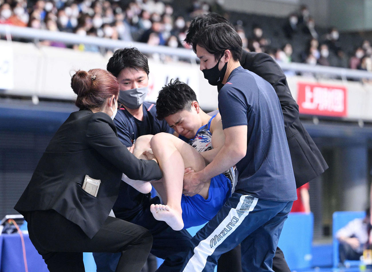 男子決勝の跳馬で負傷し運ばれる岡（撮影・滝沢徹郎）