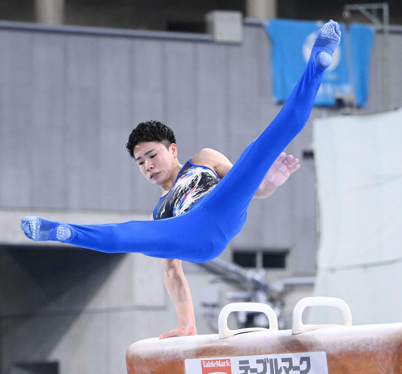 男子決勝であん馬の演技をする岡（撮影・滝沢徹郎）