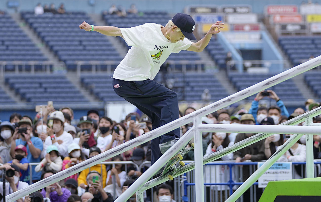 スケートボードの男子ストリート決勝で演技する白井空良（共同）
