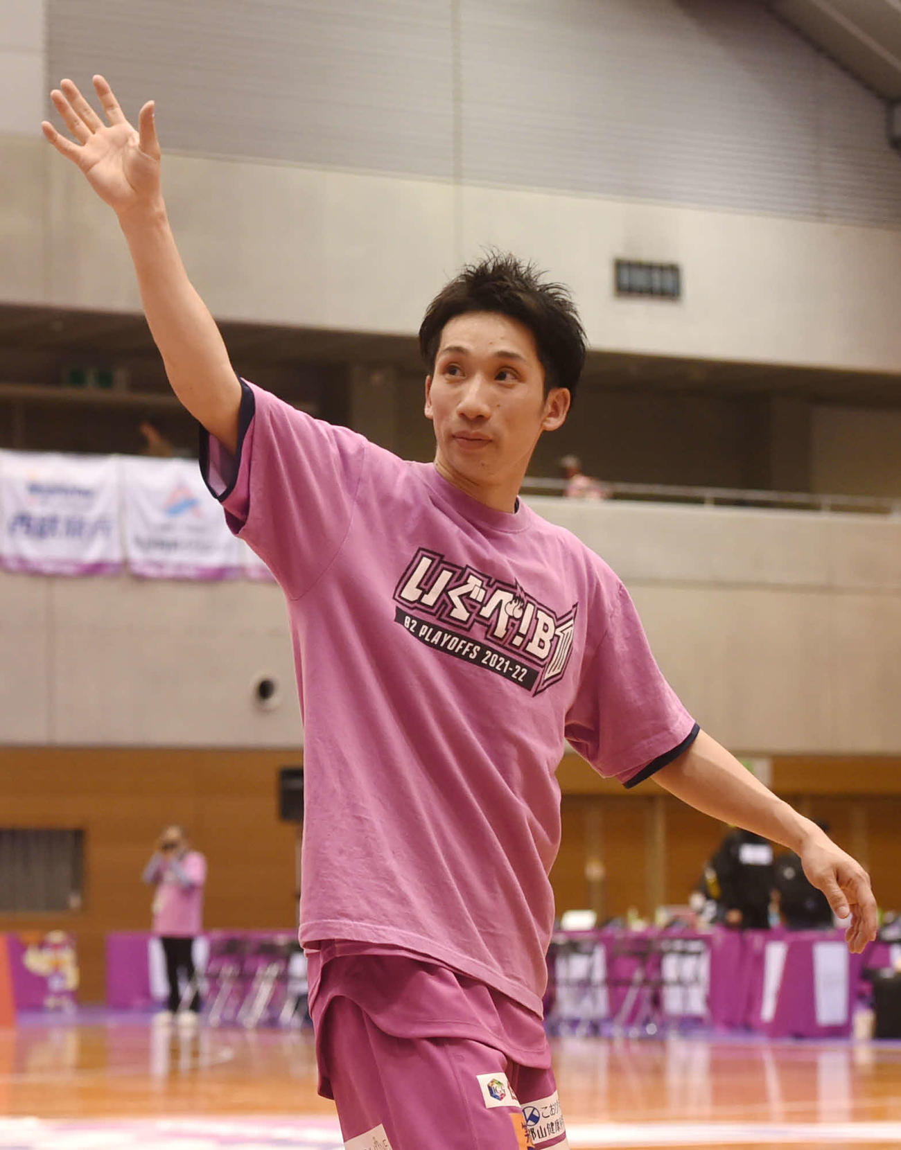 試合後、ブースターに手を振る村上