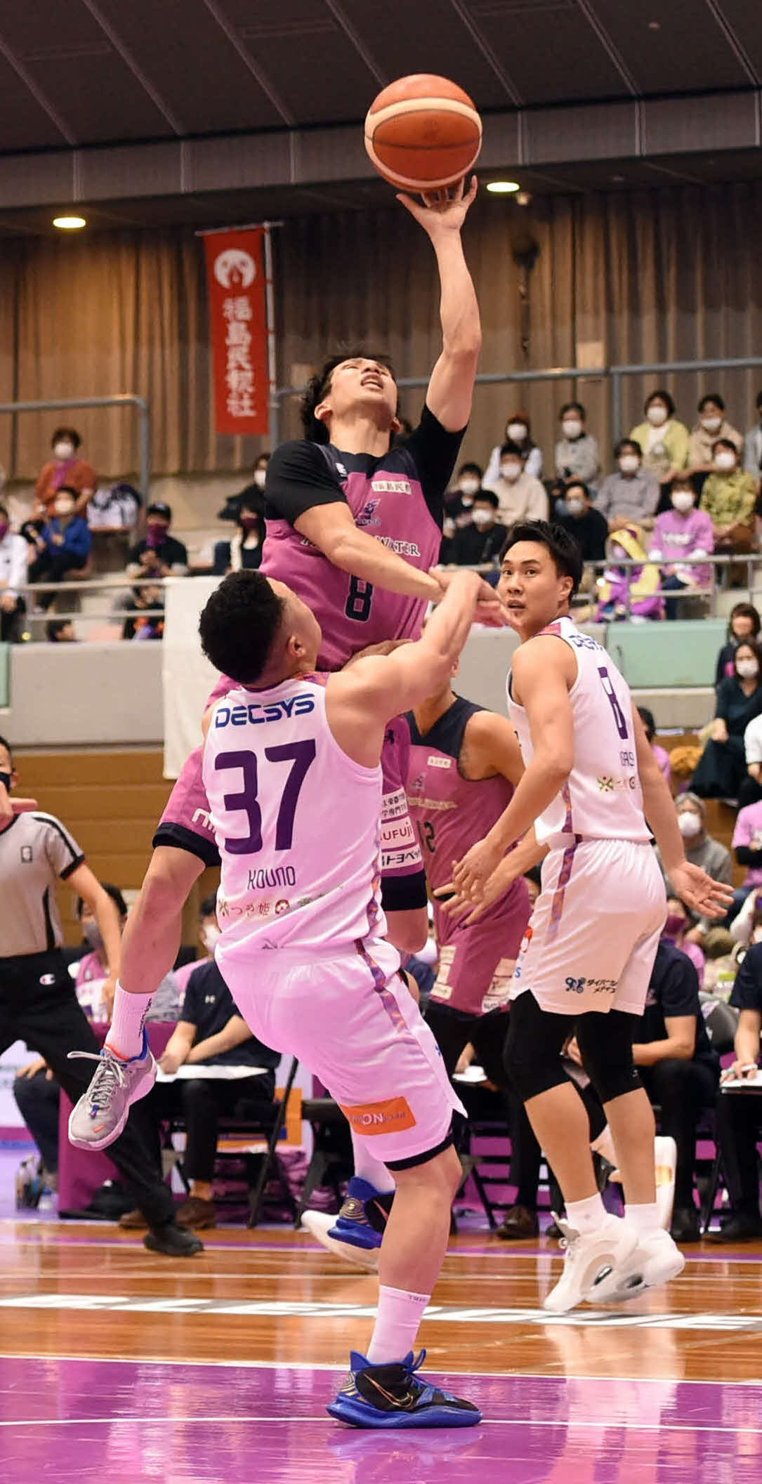 第3Q、ディフェンスを受けながらシュートする村上（中央）