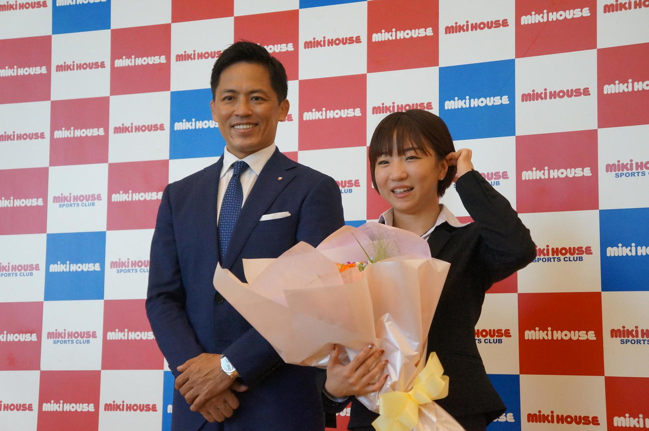 引退会見でミキハウスの野村忠宏GM（左）と記念撮影する寺本明日香（撮影・益子浩一）