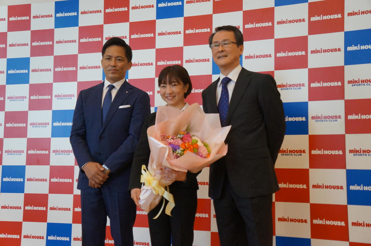 引退会見でミキハウスの野村忠宏GM（左）、坂本周次コーチ（右）と記念撮影する寺本明日香（撮影・益子浩一）