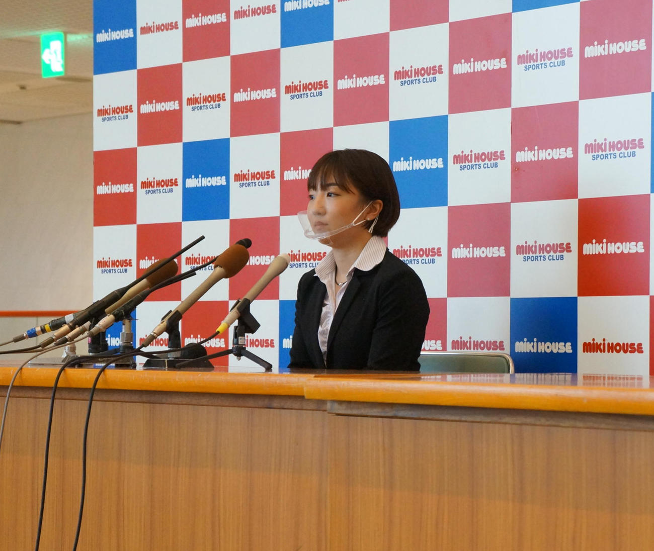 所属するミキハウス本社で引退会見した寺本明日香（撮影・益子浩一）