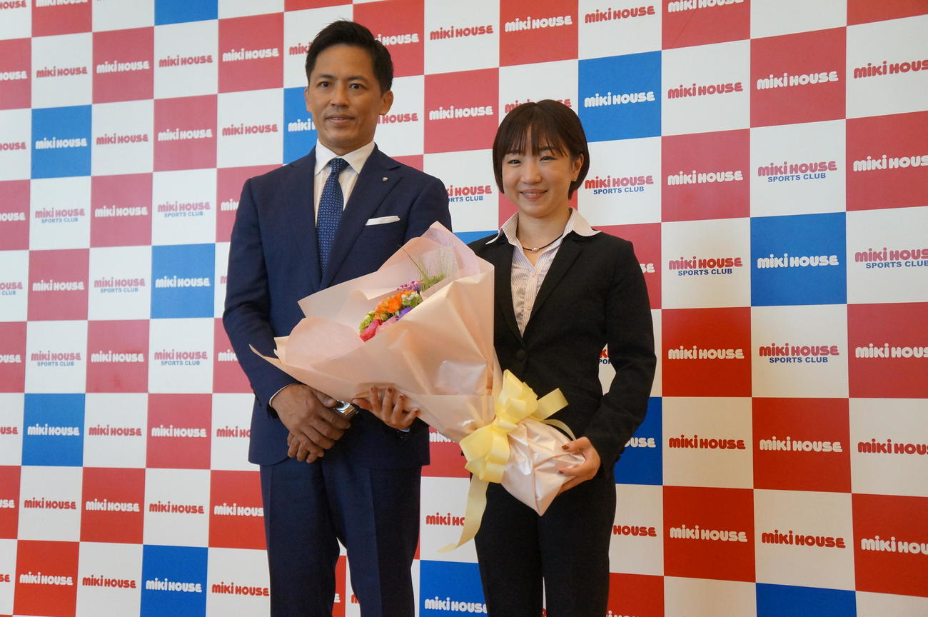引退会見でミキハウスの野村忠宏GM（左）と記念撮影する寺本明日香（撮影・益子浩一）