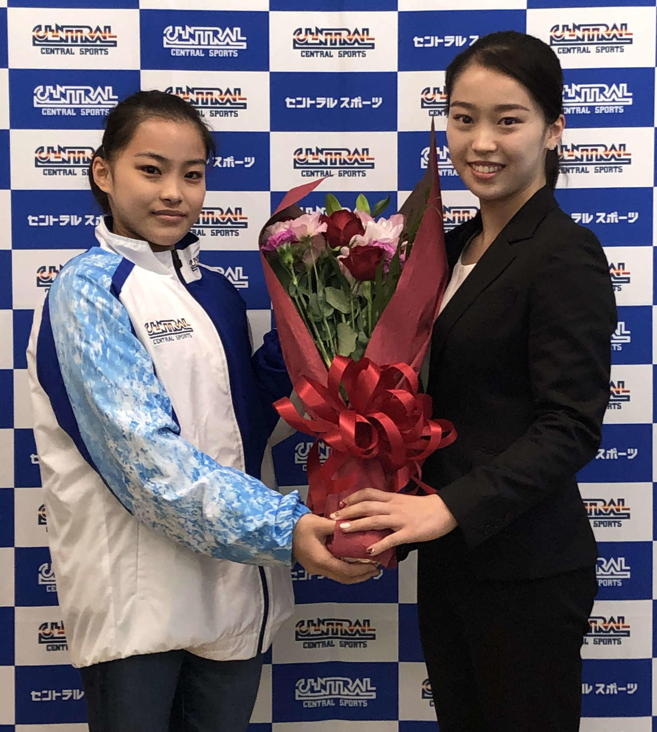 引退会見で妹の千愛（左）から花束を贈られる畠田瞳