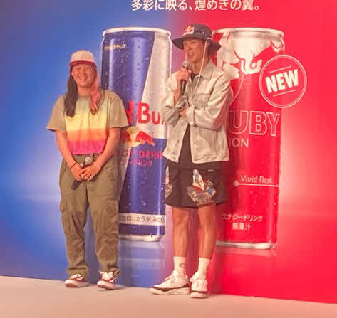 レッドブルの新商品記者発表会に私服姿で登場した五輪金メダリストのスケートボード四十住（左）とスキー・ジャンプ小林陵