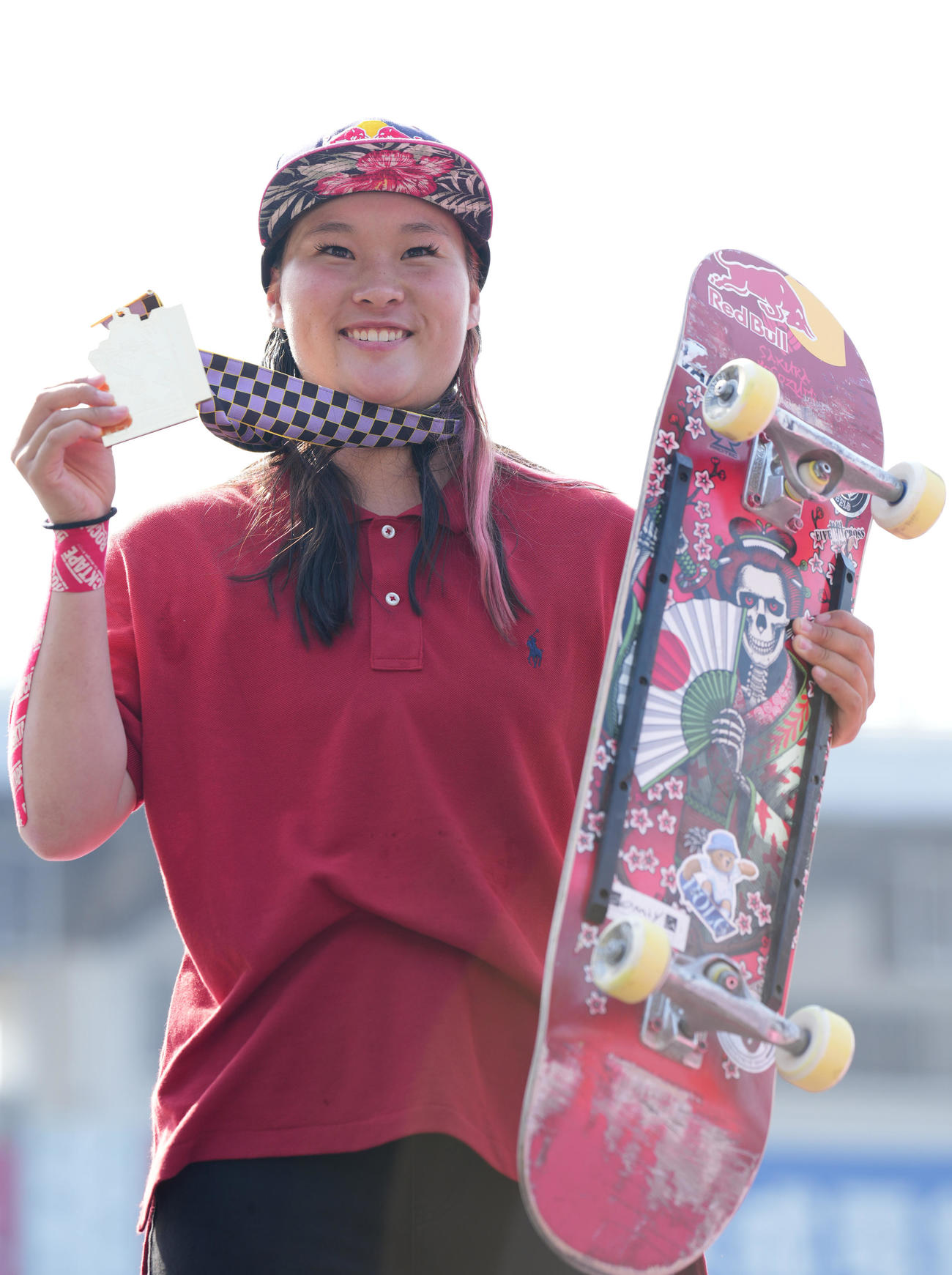 Xゲーム　女子スケートボードパークで優勝し、メダルを手に笑顔を見せる四十住（2022年4月23日撮影）