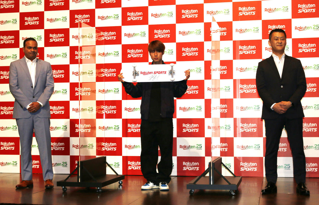 楽天グループが展開する「Rakuten Sports」との戦略点パートナーシップを結び会見を行った、左から同社のラフール・カダバコル氏、堀米雄斗、同社の安藤公二