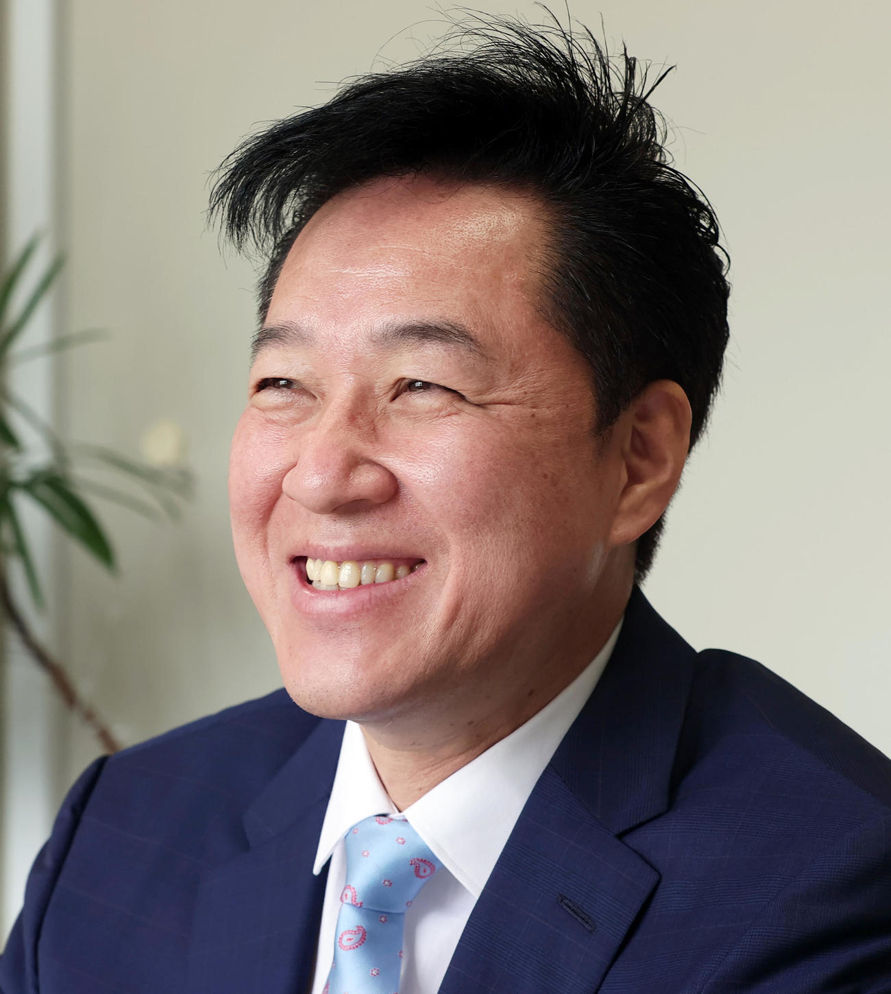 インタビューに応じる日本バレーボール協会・川合俊一会長（撮影・野上伸悟）