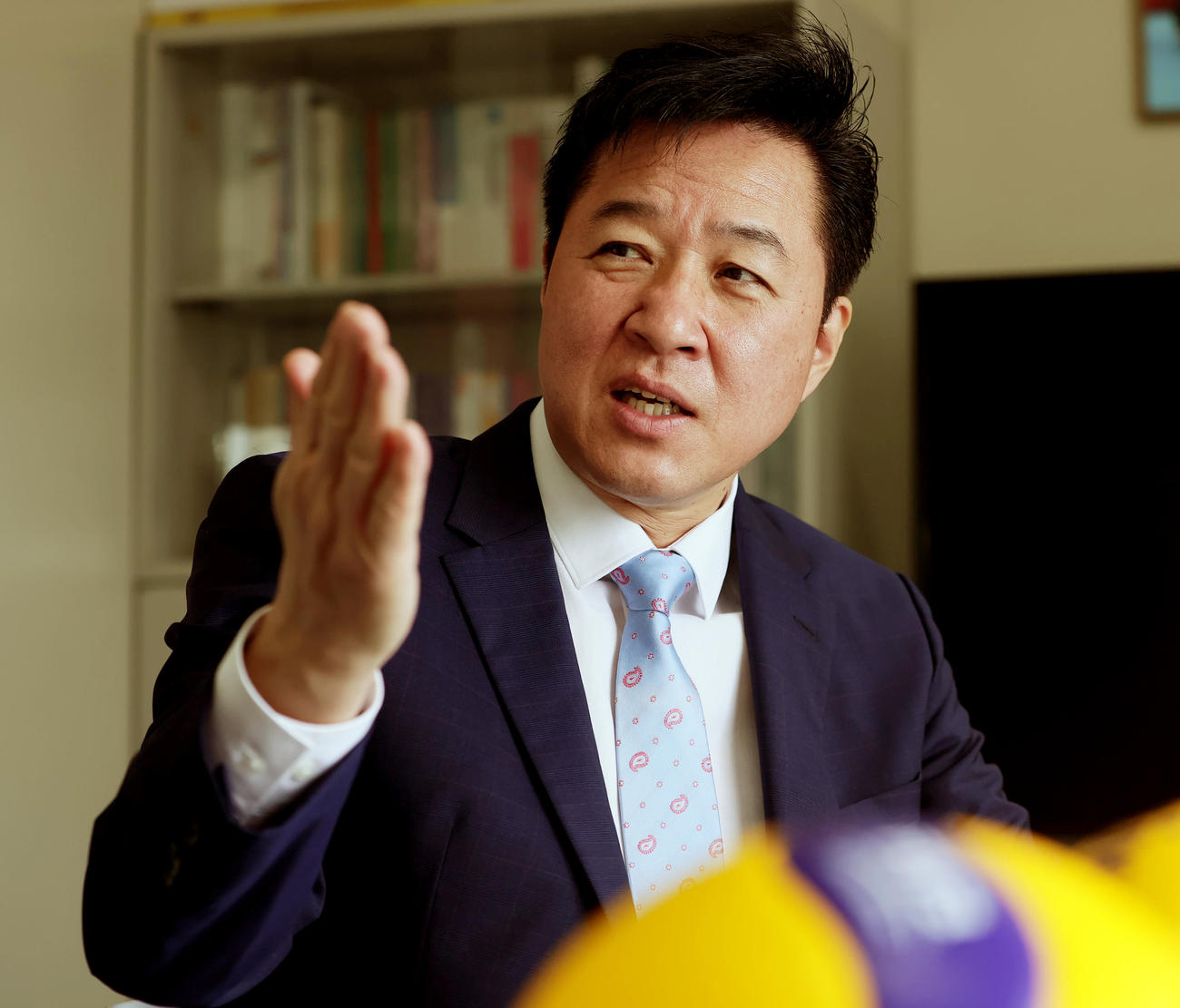 インタビューに応じる日本バレーボール協会・川合俊一会長（撮影・野上伸悟）