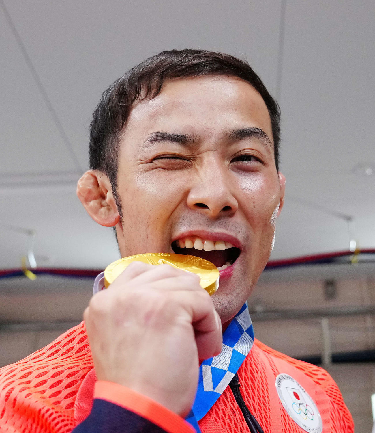 東京五輪柔道男子60キロ級優勝の高藤直寿は金メダルをかむポーズ（2021年7月24日撮影）