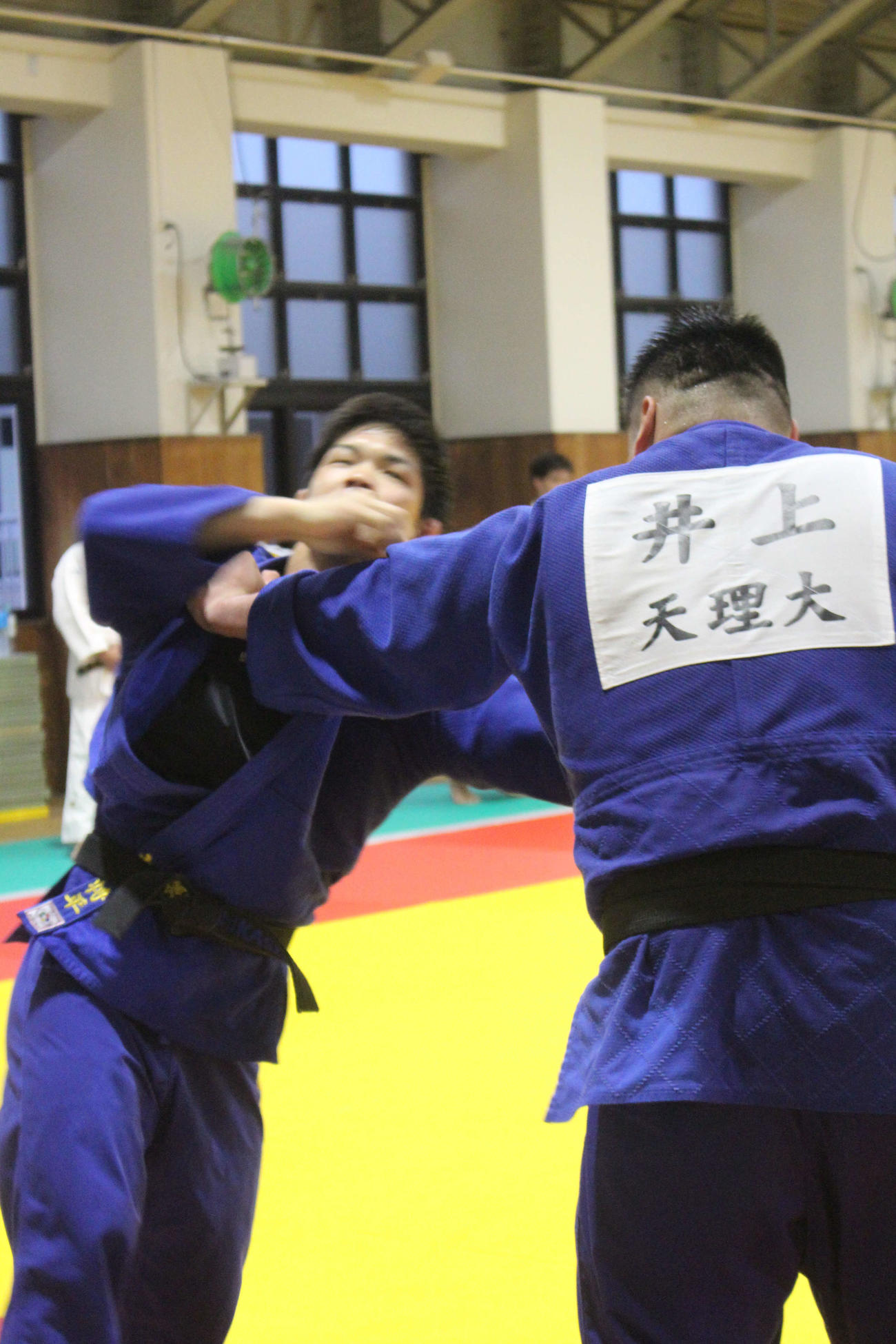 稽古で重量級の選手と激しく組み合う大野