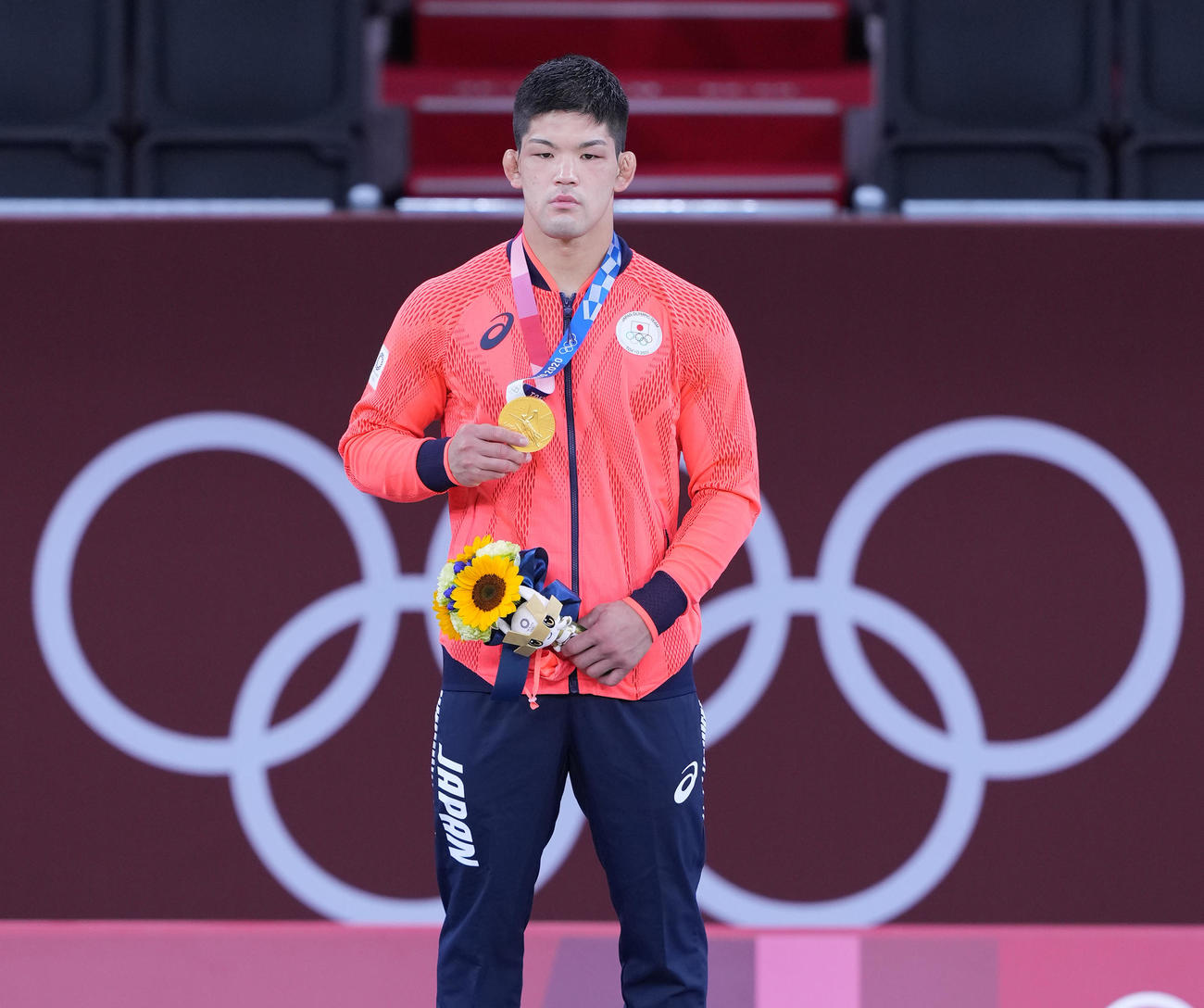 東京五輪柔道男子73キロ級で金メダルを手にする大野将平（2021年7月26日撮影）
