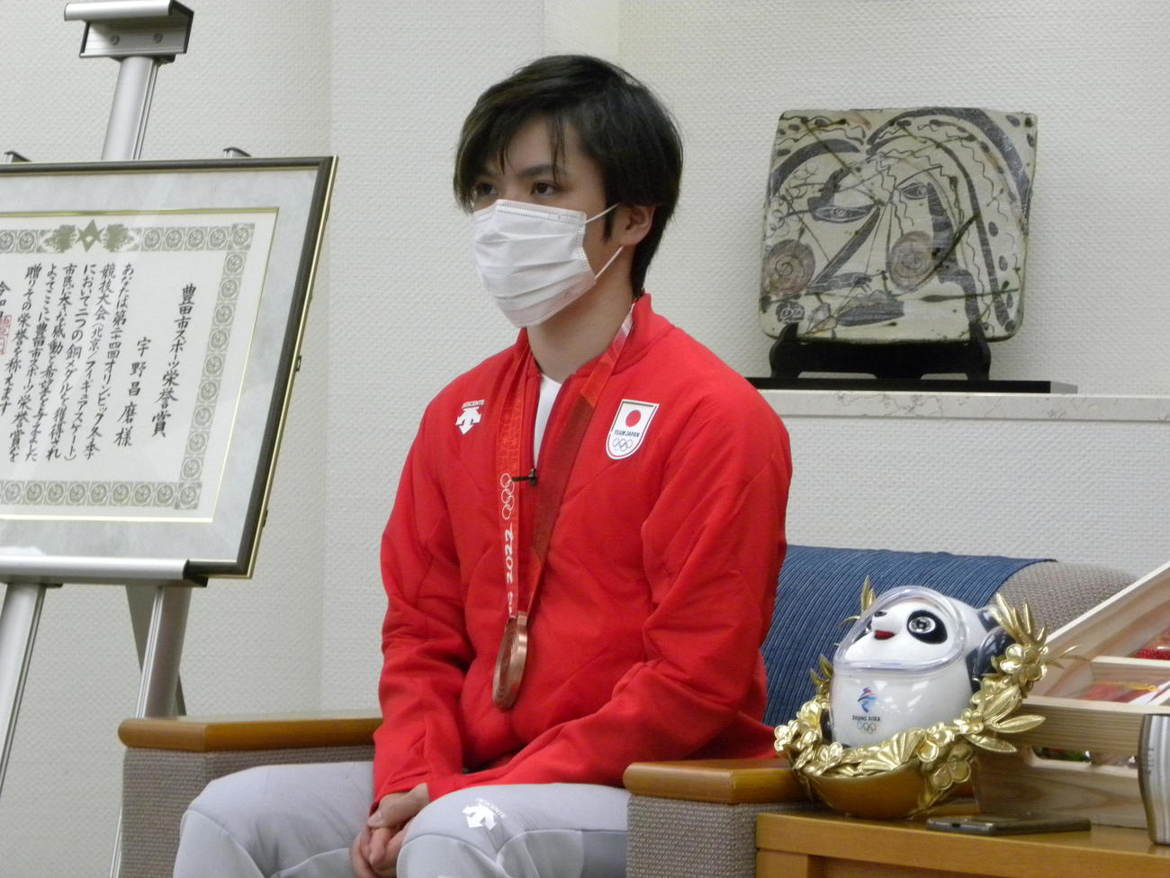 豊田市スポーツ栄誉賞を受賞し、市長らと歓談する宇野（撮影・松本航）
