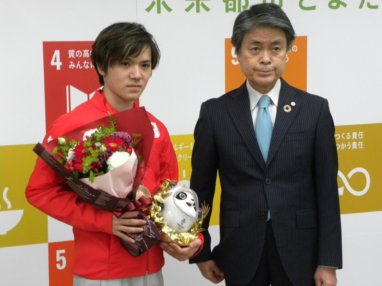 豊田市スポーツ栄誉賞を受賞した宇野昌磨（左）は花束を手に、太田稔彦市長と記念写真に納まる（撮影・松本航）