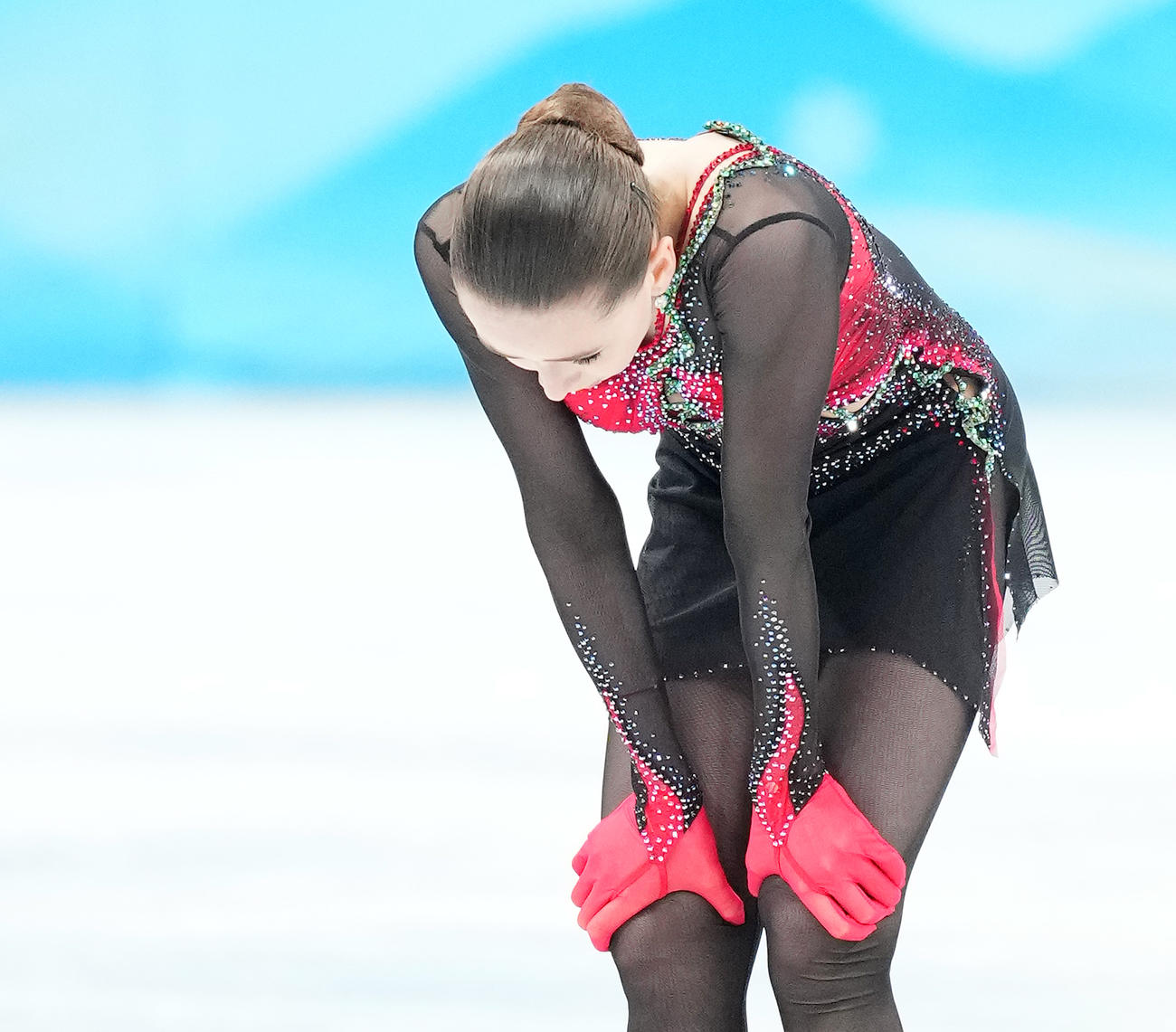 北京五輪女子フリーの演技を終え、肩を落とすカミラ・ワリエワ（22年2月17日撮影）